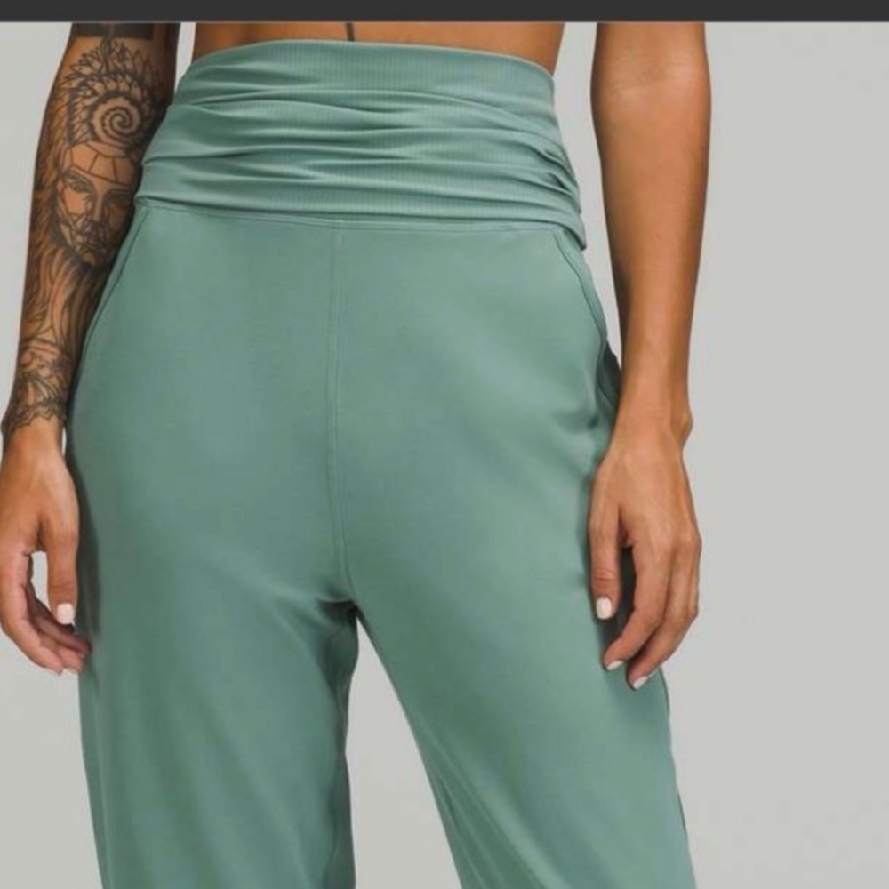 Lululemon Align Ribbed Waist Cropped Jogger size 4 the color is more like pic 4